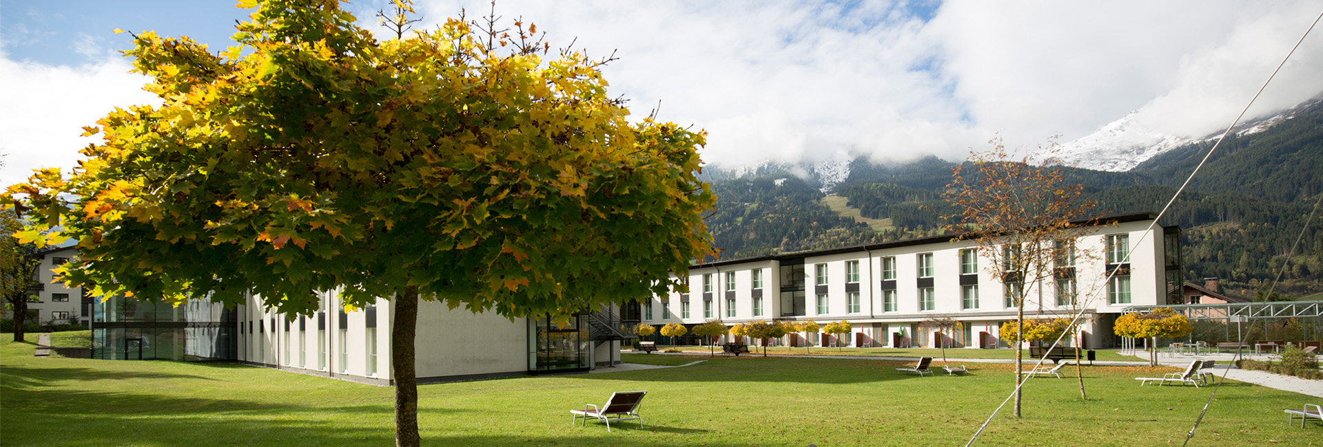 Reha-Zentrum Bad Hofgastein: Gebäude mit Berglandschaft im Hintergrund