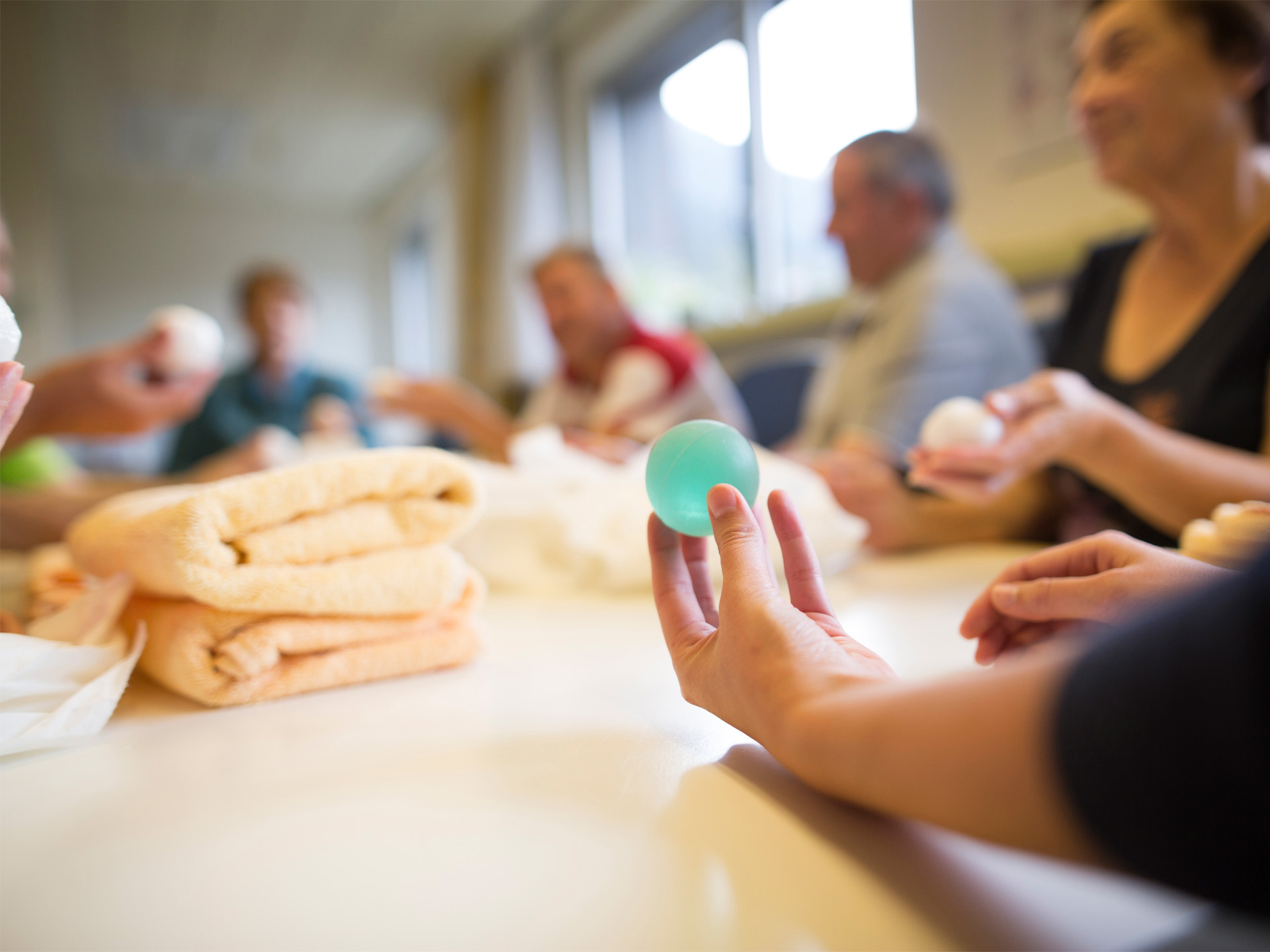  Menschen spielen mit bunten Bällen